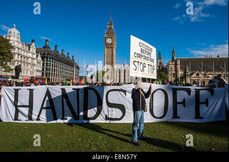 Londra, Regno Unito. Undicesimo oct, 2014. No TTIP giornata europea di azione - come parte di una giornata di protesta in tutta l'UE. Il gli scambi e gli investimenti transatlantici di partenariato (TTIP) è supposta per essere "il libero commercio e la trattativa è attualmente in corso di negoziato tra l'Unione europea e noi. I manifestanti sono preoccupati per il fatto che il "affare darà grande business più potenza al di sopra della società, dell'ambiente, dei servizi pubblici e della democrazia". La piazza del Parlamento, Londra 11 Ott 2014. Credito: Guy Bell/Alamy Live News Foto Stock