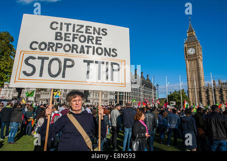 Londra, Regno Unito. Undicesimo oct, 2014. No TTIP giornata europea di azione - come parte di una giornata di protesta in tutta l'UE. Il gli scambi e gli investimenti transatlantici di partenariato (TTIP) è supposta per essere "il libero commercio e la trattativa è attualmente in corso di negoziato tra l'Unione europea e noi. I manifestanti sono preoccupati per il fatto che il "affare darà grande business più potenza al di sopra della società, dell'ambiente, dei servizi pubblici e della democrazia". La piazza del Parlamento, Londra 11 Ott 2014. Credito: Guy Bell/Alamy Live News Foto Stock
