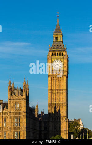 Elizabeth Tower, Big Ben in inizio di mattina di luce, London, England, Regno Unito Foto Stock