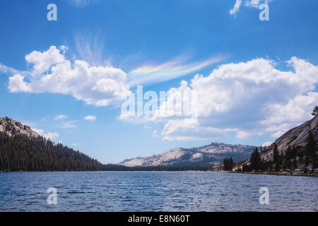 Lago Tenaya con fenomeni ottici in cielo Foto Stock