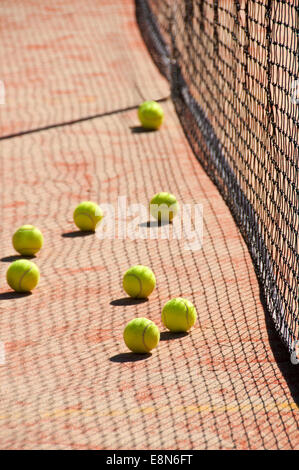 Palle da tennis sulla corte vicino a reti tennis Foto Stock