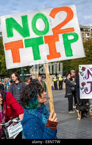 Dimostrazione di Edimburgo contro TTIP, gli scambi e gli investimenti transatlantici di partenariato. 11 ottobre 2014. Foto Stock