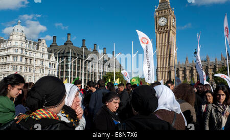 La piazza del Parlamento, Londra UK. 11 ottobre 2014. Il popolo curdo si riuniscono in piazza del Parlamento a manifestare contro lo strapotere di aggressione di Iside, mancanza di sostegno nel proteggere i curdi nella città di Kobane in Siria e wave anti turco governo AKP cartelloni . Donne curde motivo per tutte le donne di tutto il mondo a unirsi a loro nella lotta. Kathy deWitt/Alamy Live News Foto Stock