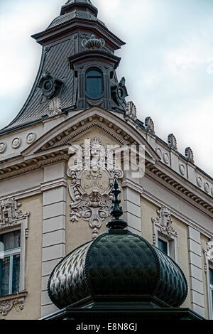 Facciata in pietra su edificio classico con ornamenti e sculture. A Belgrado, in Serbia. Foto Stock