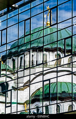Il vecchio e il nuovo in lo specchio. Cattedrale di San Sava a Belgrado, riflessa nella parete di vetro di un edificio moderno. Foto Stock