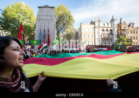 Londra, Regno Unito. Undicesimo oct, 2014. Manifestanti curdi condannare gli attacchi da parte di uno Stato islamico 2014 Credit: Guy Corbishley/Alamy Live News Foto Stock