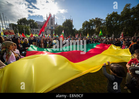 Londra, Regno Unito. Undicesimo oct, 2014. Manifestanti curdi condannare gli attacchi da parte di uno Stato islamico 2014 Credit: Guy Corbishley/Alamy Live News Foto Stock