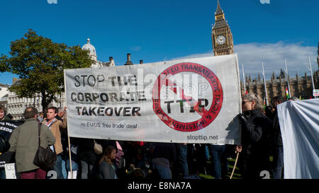 La piazza del Parlamento, Londra UK. 11 ottobre 2014. Manifestazioni hanno luogo con anti TTIP striscioni in piazza del Parlamento su una comunità ampia giornata di azione di protesta contro il commercio transatlantico & Partnership per gli investimenti che vuole trasferire competenze alle corporazioni distruggendo così i diritti democratici della società specialmente il Servizio Sanitario Nazionale. Kathy deWitt/Alamy Live News Foto Stock