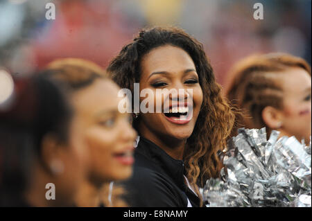 Philadelphia, Pennsylvania, USA. Undicesimo oct, 2014. Temple University football cheerleader in azione durante la partita contro Tulsa che era presso il Lincoln Financial Field di Philadelphia Pa. Temple beat Tulsa, 35-24 © Ricky Fitchett/ZUMA filo/Alamy Live News Foto Stock