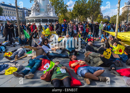 Parigi, Francia. Dimostrazione pubblica, goups anti-nucleare che protestano contro i manifestanti di folla di Ecologia 'World Nuclear Exhibit', 'Flash Mob' 'Die-in', attivista di rally all'aperto protesta del clima, luogo di dimostrazione de la République, protesta dell'energia nucleare, flashmob POSA, cambiamenti climatici ed effetti Foto Stock