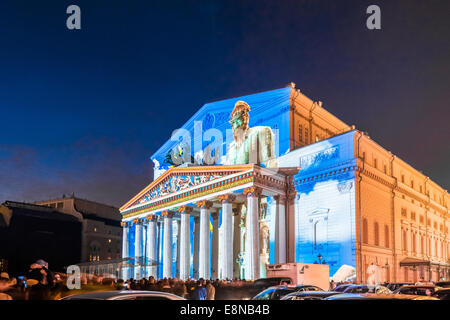 Mosca, Russia. Sabato, Ottobre 11th, 2014. IV cerchio di luce festival internazionale è in corso a Mosca. " La luce del mondo " laser show sul teatro Bolshoi facciata. Acropoli greca era fatto di teatro Bolshoi di Mosca. Credito: Alex Immagini/Alamy Live News Foto Stock