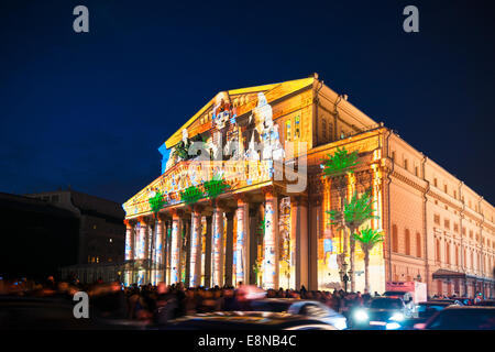 Mosca, Russia. Sabato, Ottobre 11th, 2014. IV cerchio di luce festival internazionale è in corso a Mosca. " La luce del mondo " laser show sul teatro Bolshoi facciata. Driver deve essere molto attenti. Credito: Alex Immagini/Alamy Live News Foto Stock