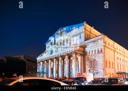 Mosca, Russia. Sabato, Ottobre 11th, 2014. IV cerchio di luce festival internazionale è in corso a Mosca. " La luce del mondo " laser show sul teatro Bolshoi facciata che è stato convertito in un castello medievale. Credito: Alex Immagini/Alamy Live News Foto Stock