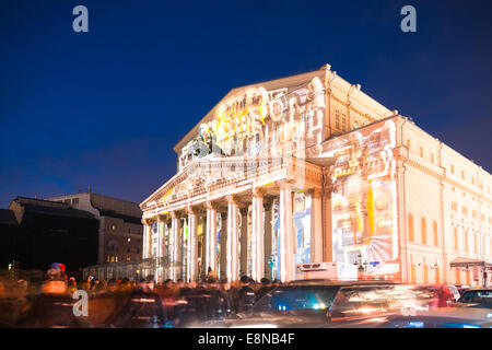 Mosca, Russia. Sabato, Ottobre 11th, 2014. IV cerchio di luce festival internazionale è in corso a Mosca. " La luce del mondo " laser show sul teatro Bolshoi facciata. La polizia ha cominciato a fare una linea per portare disciplina alla folla. Credito: Alex Immagini/Alamy Live News Foto Stock