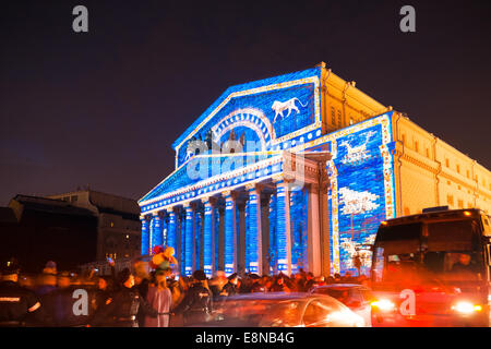 Mosca, Russia. Sabato, Ottobre 11th, 2014. IV cerchio di luce festival internazionale è in corso a Mosca. " La luce del mondo " laser show sul teatro Bolshoi facciata. Linea di polizia separati gli spettatori dalle automobili per prevenire gli incidenti. Credito: Alex Immagini/Alamy Live News Foto Stock