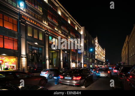 Mosca, Russia. Sabato, Ottobre 11th, 2014. IV cerchio di luce festival internazionale è in corso a Mosca. Infine la polizia ha chiuso il traffico lungo via Petrovka e inceppamenti di traffico si è sviluppata tra il Central department store TSUM e teatro Bolshoi. Credito: Alex Immagini/Alamy Live News Foto Stock