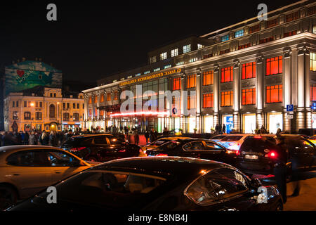 Mosca, Russia. Sabato, Ottobre 11th, 2014. IV cerchio di luce festival internazionale è in corso a Mosca. La polizia ha dovuto interrompere il traffico in Petrovka st. Per evitare possibili incidenti. Le vetture sono state ammessi a portare avanti uno per uno e attendere il loro turno in corrispondenza della giunzione tra il Petrovka e Ponte Kuznetsky strade. Credito: Alex Immagini/Alamy Live News Foto Stock