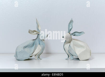 Twin origami conigli progettato e piegato dalla vietnamita artista origami, Nguyen Hung Cuong Foto Stock