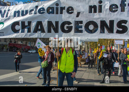 Parigi, Francia. Dimostrazione pubblica, esplosioni di energia nucleare che protestano contro la "Mostra mondiale del nucleare" manifestanti che portano cartelli e manifestanti striscioni, raduno all'aperto, protesta per l'energia nucleare, opinioni opposte Foto Stock