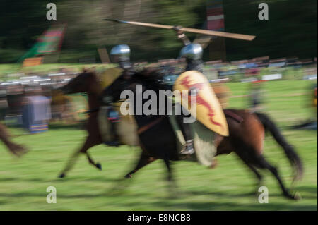 Abbazia di Battle, East Sussex, Regno Unito. 11 ottobre 2014. Circa 400 soldati hanno preso parte ad una rievocazione della 1066 Battaglia di Hastings all Abbazia di Battle in East Sussex tra re di Harold Sassoni e William il Conquerer's normanni. Nella foto: Normanno soldato di cavalleria cariche in sassone della linea. Credito: Lee Thomas/Alamy Live News Foto Stock