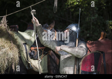 Battle, East Sussex, Regno Unito. Undicesimo oct, 2014. Circa 400 soldati hanno preso parte ad una rievocazione della 1066 Battaglia di Hastings all Abbazia di Battle in East Sussex tra re di Harold Sassoni e William il Conquerer's normanni. Nella foto: Normanno soldato di cavalleria scatena il suo cavallo prima della battaglia. © Lee Thomas/ZUMA filo/Alamy Live News Foto Stock