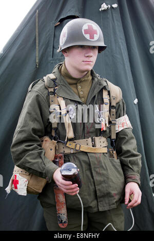 Pickering, nello Yorkshire, Regno Unito. 11 ottobre, 2014. (NYMR) "Weekend di guerra' il 11 ottobre, 2014. Soldati in costume e re-enactors a Pickering Guerra e Weekend di guerra, North Yorkshire, Regno Unito. British, Sovietici, noi, tedeschi e americani ha vissuto, addestrati e hanno combattuto in una realistica storia viva e campi di battaglia rievocazioni. Dimostrazioni di cottura, veicolo esegue una T34 serbatoio e viene visualizzata la tattica ha avuto luogo nel campo di battaglia. Credito: Cernan Elias/Alamy Live News Foto Stock