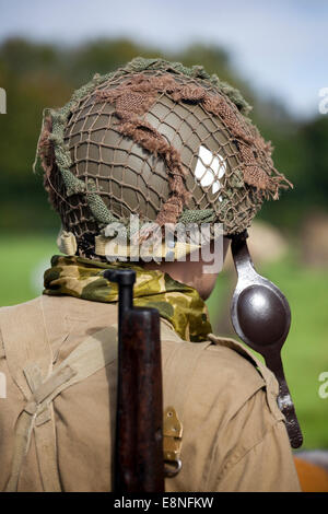 Pickering, nello Yorkshire, Regno Unito. 11 ottobre, 2014. (NYMR) "Weekend di guerra' il 11 ottobre, 2014. Soldati in costume e re-enactors a Pickering Guerra e Weekend di guerra, North Yorkshire, Regno Unito. British, Sovietici, noi, tedeschi e americani ha vissuto, addestrati e hanno combattuto in una realistica storia viva e campi di battaglia rievocazioni. Dimostrazioni di cottura, veicolo esegue una T34 serbatoio e viene visualizzata la tattica ha avuto luogo nel campo di battaglia. Credito: Cernan Elias/Alamy Live News Foto Stock