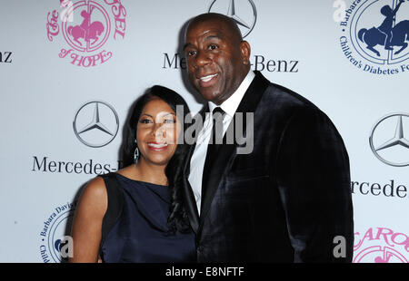 Los Angeles, California, USA. Undicesimo oct, 2014. Cookie Johnson; Earvin 'Magia' Johnson frequentando il 2014 Giostra della speranza sfera mantenuta presso il Beverly Hilton Hotel di Beverly Hills, la California il 11 ottobre 2014. 2014 Credit: D. lunga/Globe foto/ZUMA filo/Alamy Live News Foto Stock