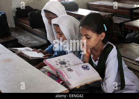 Lahore. 10 ottobre, 2014. Ragazze pakistane frequentare un corso presso una scuola di governo in Pakistan orientale di Lahore, su 11 ott. 2014. Malala Yousafzai, Pakistani educazione adolescenti attivista per i diritti, divenne il più giovane vincitore del Premio Nobel mai come lei e Kailash Satyarthi dell India ha vinto il Premio Nobel per la pace ad ottobre 10, 2014, per la loro opera per i diritti dei bambini. © Jamil Ahmed/Xinhua/Alamy Live News Foto Stock