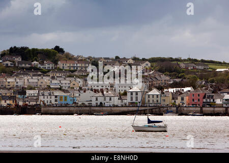 Regno Unito, Inghilterra, Devon, Instow, barca ormeggiata in fiume Torridge estuary opposta a Appledore Foto Stock