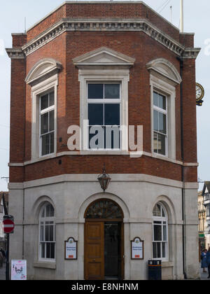 Maidstone Town Hall Kent England Regno Unito un edificio georgiano costruito 1763 ex carcere di mattoni rossi architettura georgiana Foto Stock