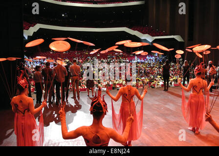 Houston, Stati Uniti d'America. Undicesimo oct, 2014. Gli attori dal cinese Shengyang acrobazie troupe mostrano come le piastre di spin per il pubblico durante un soiree tenuto a Houston, negli Stati Uniti, 11 ott. 2014. Più di un migliaio di persone girano piatti simultaneamente sotto la guida di operatori cinesi per fare un nuovo record Guinness durante la soiree. © canzone Qiong/Xinhua/Alamy Live News Foto Stock