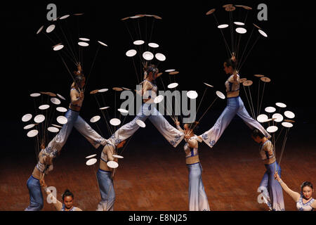 Houston, Stati Uniti d'America. Undicesimo oct, 2014. Gli attori dal cinese Shengyang acrobazie troupe piastre spin durante un soiree tenuto a Houston, negli Stati Uniti, 11 ott. 2014. Più di un migliaio di persone girano piatti simultaneamente sotto la guida di operatori cinesi per fare un nuovo record Guinness durante la soiree. © canzone Qiong/Xinhua/Alamy Live News Foto Stock