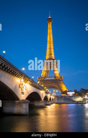 Twilight sotto la Torre Eiffel e il Pont d'Iéna lungo il Fiume Senna, Parigi, Francia Foto Stock