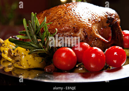 Natale anatra arrosto servita su una tavola festiva Foto Stock