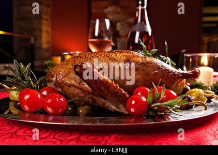 Natale anatra arrosto servita su una tavola festiva Foto Stock