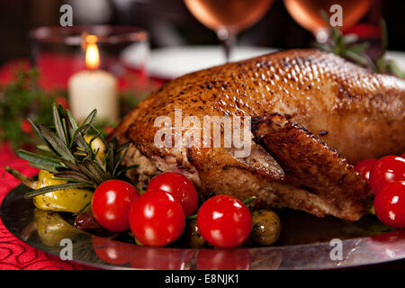 Natale anatra arrosto servita su una tavola festiva Foto Stock