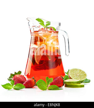 Brocca con un rinfrescante mojito fragole con menta fresca e fragole su sfondo bianco Foto Stock