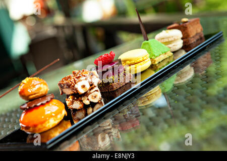 Splendida vista di diverse torte e biscotti, servita in esterno Foto Stock