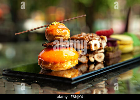 Splendida vista di diverse torte e biscotti, servita in esterno Foto Stock