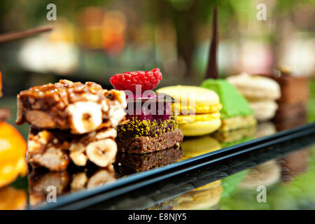 Splendida vista di diverse torte e biscotti, servita in esterno Foto Stock