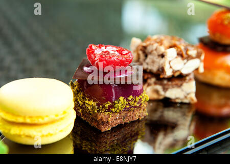 Splendida vista di diverse torte e biscotti, servita in esterno Foto Stock