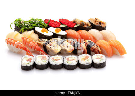 Vari tipi di sushi giapponese su sfondo bianco Foto Stock
