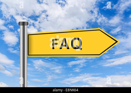 Domande frequenti o Frequently asked question parole su giallo cartello stradale sul cielo blu Foto Stock