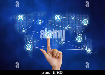 Mano che spinge la rete internet con sfondo blu Foto Stock