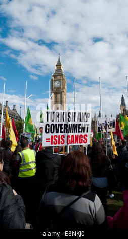 La piazza del Parlamento, Londra UK. 11 ottobre 2014. Il popolo curdo si riuniscono in piazza del Parlamento a manifestare contro lo strapotere di aggressione di Iside, mancanza di sostegno nel proteggere i curdi nella città di Kobane in Siria e wave anti turco governo AKP cartelloni. Kathy deWitt/Alamy Live News Foto Stock