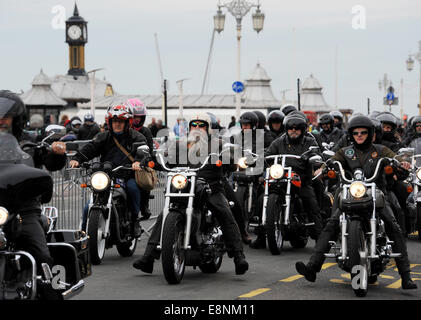 Brighton, Sussex, Regno Unito. Xii Ottobre, 2014. Migliaia di ciclisti arriva sul lungomare di Brighton per questo anni Brightona evento che raccoglie fondi per il Sussex Cuore della carità la manifestazione annuale attrae i motociclisti da tutto il paese e all estero e solleva migliaia di sterline per carità ogni anno Credito: Simon Dack/Alamy Live News Foto Stock