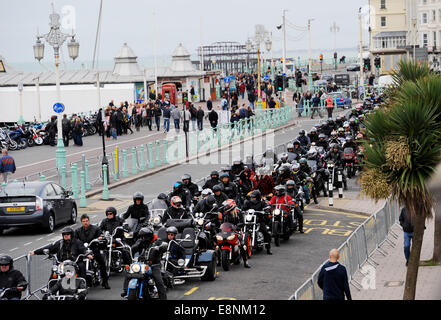 Brighton, Sussex, Regno Unito. Xii Ottobre, 2014. Migliaia di ciclisti arriva sul lungomare di Brighton per anni questo evento Brightona Foto Stock