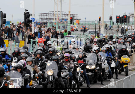 Brighton, Sussex, Regno Unito. Xii Ottobre, 2014. Migliaia di ciclisti arriva sul lungomare di Brighton per anni questo evento Brightona Foto Stock