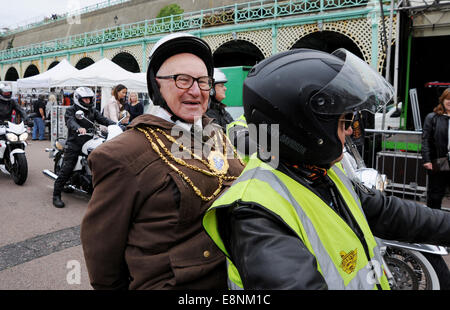 Brighton, Sussex, Regno Unito. 12 ottobre 2014. Il sindaco di Brighton e Hove Cllr Brian Fitch (ora deceduto) arriva per quest'anno l'evento motociclistico Brightona su Madeira Drive che raccoglie fondi per la Sussex Heart Charity l'evento annuale attrae motociclisti da tutto il paese e all'estero e raccoglie migliaia di sterline per beneficenza ogni anno credito: Simon Dack/Alamy Live News Foto Stock